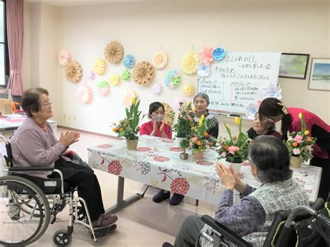 介護老人保健施設 小名浜ときわ苑 On Twitter 生け花に続き、お化粧開始です。はじめに顔のマッサージ、お化粧は希望者を中心に実施し