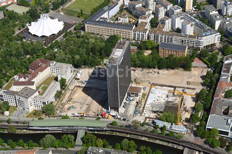 Luftaufnahme Berlin Umbau und Sanierung des Hochhaus Gebäude auf dem