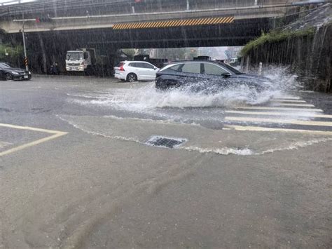 快訊／台南雨彈狂炸！馬路成河流 用路人冒險涉水前行 Ettoday生活新聞 Ettoday新聞雲