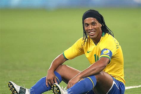 Conhe A A Hist Ria De Ronaldinho Ga Cho E Por Onde Ele Anda Mundo Inverso