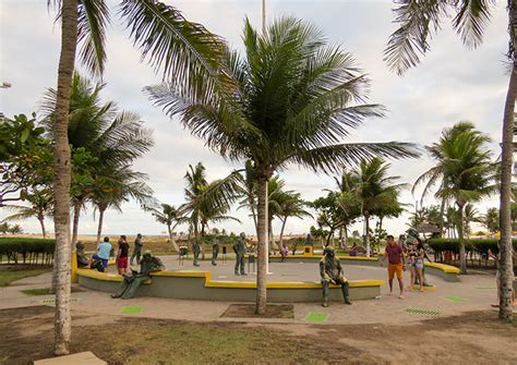 Praia de Atalaia reúne diversão e gastronomia em Aracaju SE