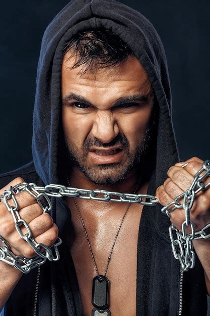 Hombre Musculoso Con Cadena Sobre Fondo Negro Con Humo Culturista