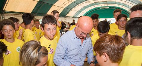 Compie Anni Arrigo Sacchi Nel La Lezione Di Calcio Ai Ragazzi