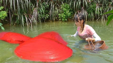 The Beautiful Girl Diving Caught A Big River Clam And Was Stunned When