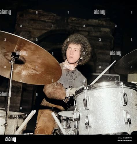 Mitch Mitchell Drummer Der Gruppe Jimi Hendrix Experience Bei Einem