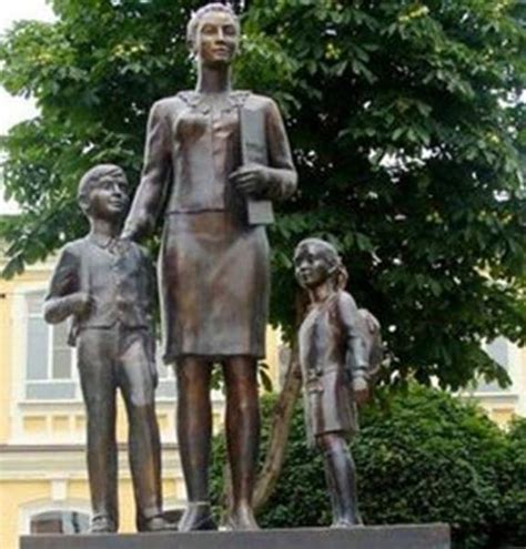 Памятник первой учительнице | IZI Travel