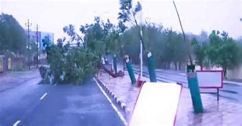 Cyclone Biparjoy गुजरात के 1000 गांव अंधेरे में डूबे सैकड़ों पेड़ जड़