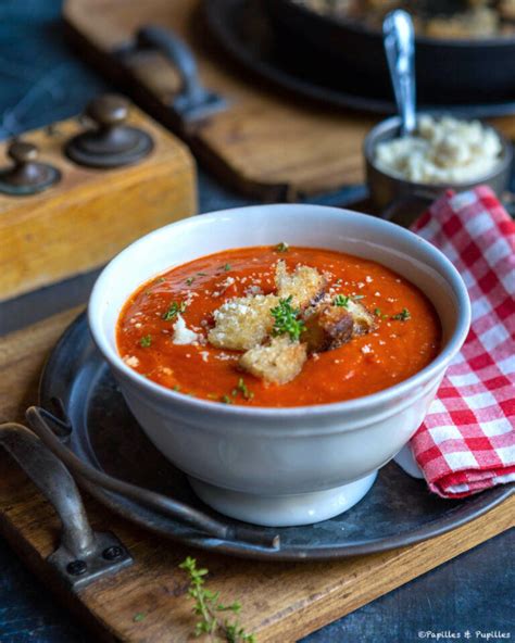 Soupe de tomates à lail au thym et au Parmesan