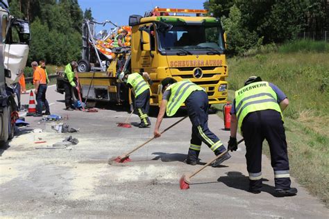 Update A93 gesperrt Lkw kracht in Warnanhänger OberpfalzECHO