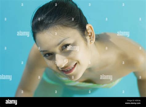 Jeune Femme En Bikini Dans La Piscine Banque De Photographies Et D