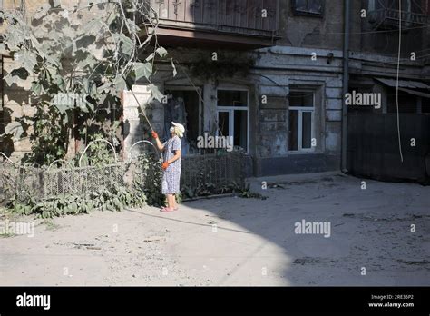 Odessa Ucrania 24º de julio de 2023 Una mujer quita el polvo de una