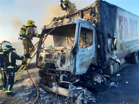 Un Incendio Calcina La Cabina De Un Camión Y Obliga A Cortar Un Carril