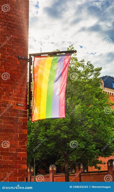 Bandera Gay De Orgullo Colgando De Un Edificio De Ladrillo Imagen De Archivo Imagen De