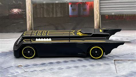 Машинка Базова Hot Wheels Batman The Animated Series Batmobile Batman 1 64 HTB23 Black купити