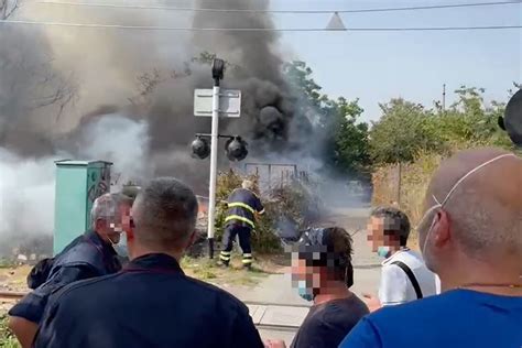 Incendi A Somma Veusuviana Le Fiamme Invadono Strade E La Linea