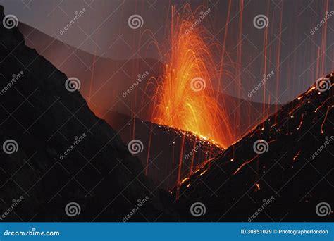 A Lava Derretida Entra Em Erup O De Stromboli Sic Lia Imagem De Stock