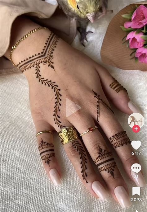 Épinglé par Noura B sur Henna en 2024 Tatouage au henné Modèles de