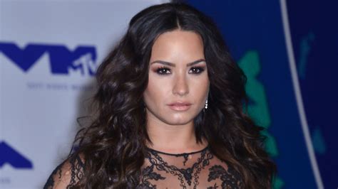 Tres Meses Después De Una Sobredosis Que Casi Le Cuesta La Vida Demi Lovato Salió De