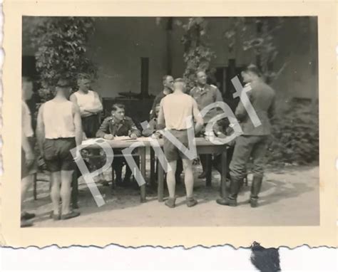 FOTO WK II Wehrmacht Soldaten Offiziere Freizeit Sport Quartier F1 33