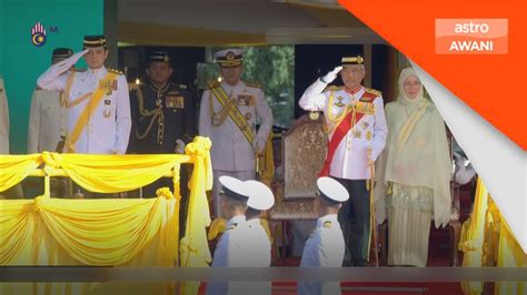 Agong Raja Permaisuri Berangkat Ke Istiadat Perbarisan Menjunjung