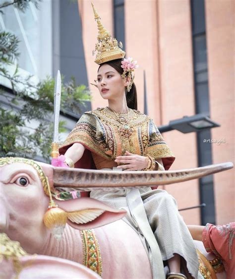 Artis Thailand Yang Memperingati Songkran Day