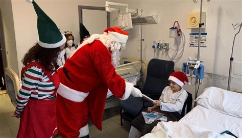 Pap Noel Llev Ilusi N Y Regalos A La Planta De Pediatr A Del Chuo