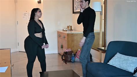 La pequeña milf con un culo enorme usa su coño cuando está atascada XNXX