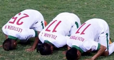 Sujud Syukur Antarkan Timnas Indonesia Melaju Ke Final Aff Portal Islam