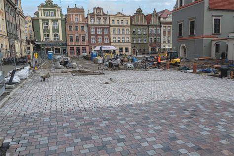 Przybywa Kostki Na Starym Rynku W Poznaniu