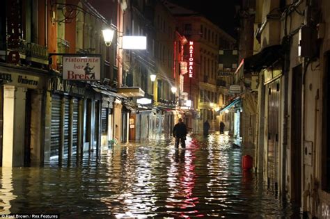 Hypervigilant Observer: ITALY : Historic High Tide In Venice Dampens Romantic Mood.