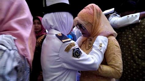 Tangis Haru Warnai Wisuda Ami Aipi Makassar Tribun