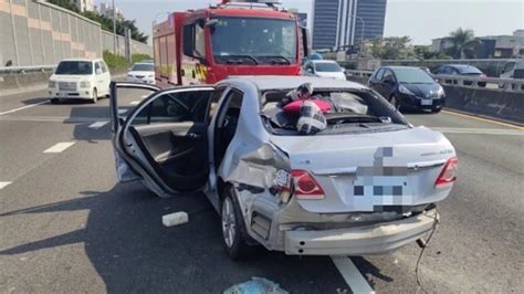 國一高雄段嚴重車禍！轎車遭2貨櫃車猛撞 女乘客命危｜東森新聞：新聞在哪 東森就在哪裡