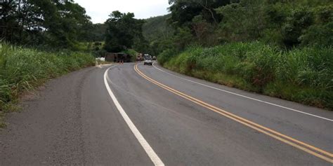 Motorista fica preso às ferragens após carreta tombar na MG 187 Patos