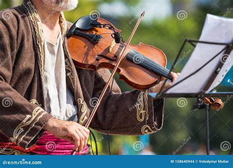 Lartiste Joue Du Violon Les Notes Devant Lui Photo Stock Image Du