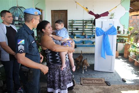 Em ato solidário PMs de RR se unem e doam geladeira para mãe de menino