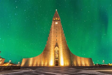 Premium Photo Aurora Borealis Above Hallgrimskirkja Church In Central