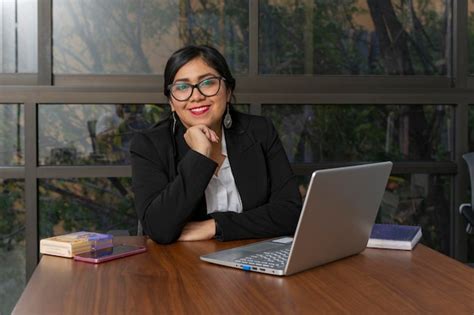 Retrato De Una Mujer Ejecutiva Mexicana Que Está Trabajando Hasta Tarde