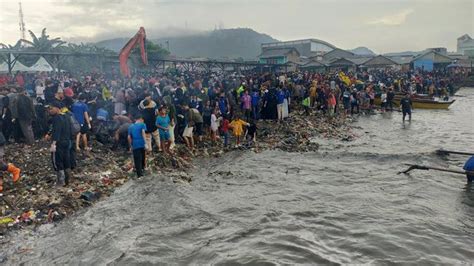 300 Ton Sampah Berhasil Diangkut Dari Pantai Sukaraja Bandar Lampung