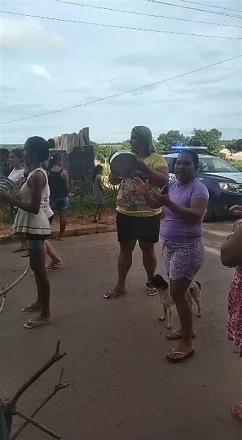 Moradores Interditam Rua Durante Protesto Contra Falta De Gua Em