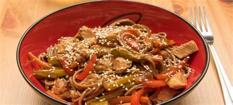 Лапша соба с курицей, овощами, говядиной и креветками - рецепты теста и ...