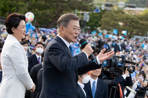 신뢰도 조사 퇴임 첫해 문재인 전 대통령 신뢰도는