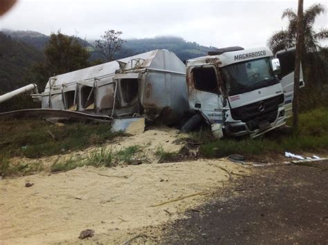 Caminhão graneleiro sai da pista e tomba no interior de Seara Rádio