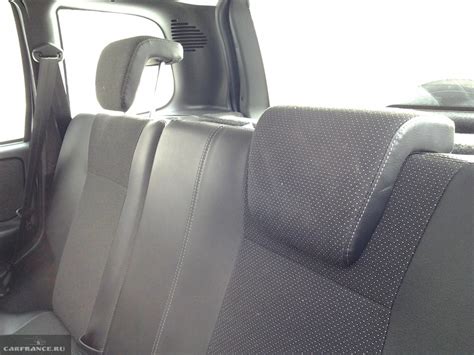 Как снимаются и раскладываются задние сиденья на Ниве Шевроле