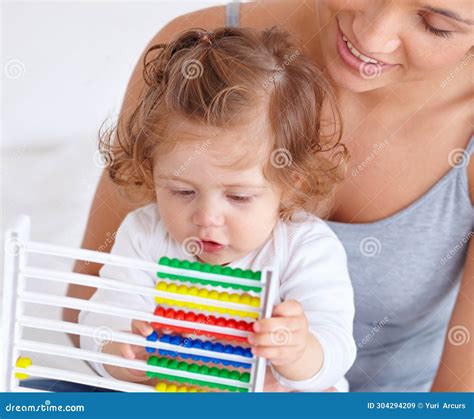 Matemáticas De Abacus Y Niño Pequeño Con Madre Jugando Al Aprendizaje Y A La Enseñanza Para El