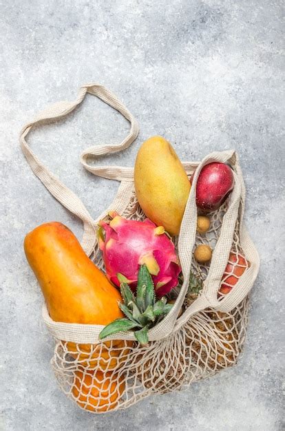 Conjunto de frutas tropicales exóticas sobre fondo gris claro Foto