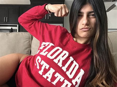 Mia Khalifa Hd Wallpaper Hair Shoulder T Shirt Arm Selfie 1003711