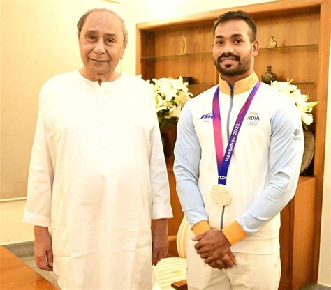 Cm Naveen Patnaik Felicitates Odisha Javelin Star With A Cash Prize Of