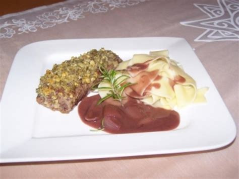 Lammlachse mit Kräuterkruste und BalsamicoSchalotten Rotweinsauce