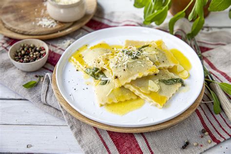 Ravioli Med Ricotta Og Spinat I Salviesaus Olivero