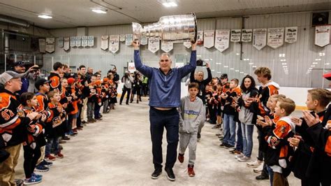 Blues coach Craig Berube brings Stanley Cup home to Alberta hamlet | CBC News